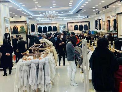大雪降溫催熱潮，皮革城內(nèi)貂皮大衣銷售火爆