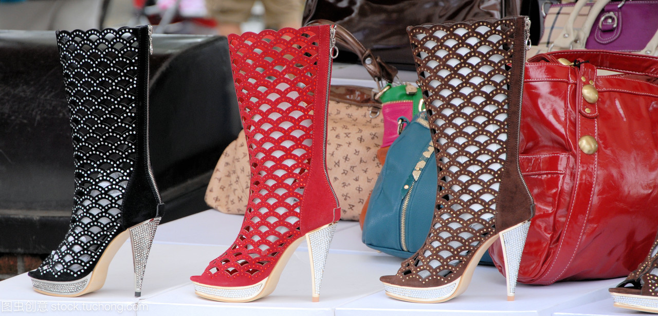 零售時(shí)尚 從便利店到百貨店，黑紅皮革鞋履的多元銷售版圖